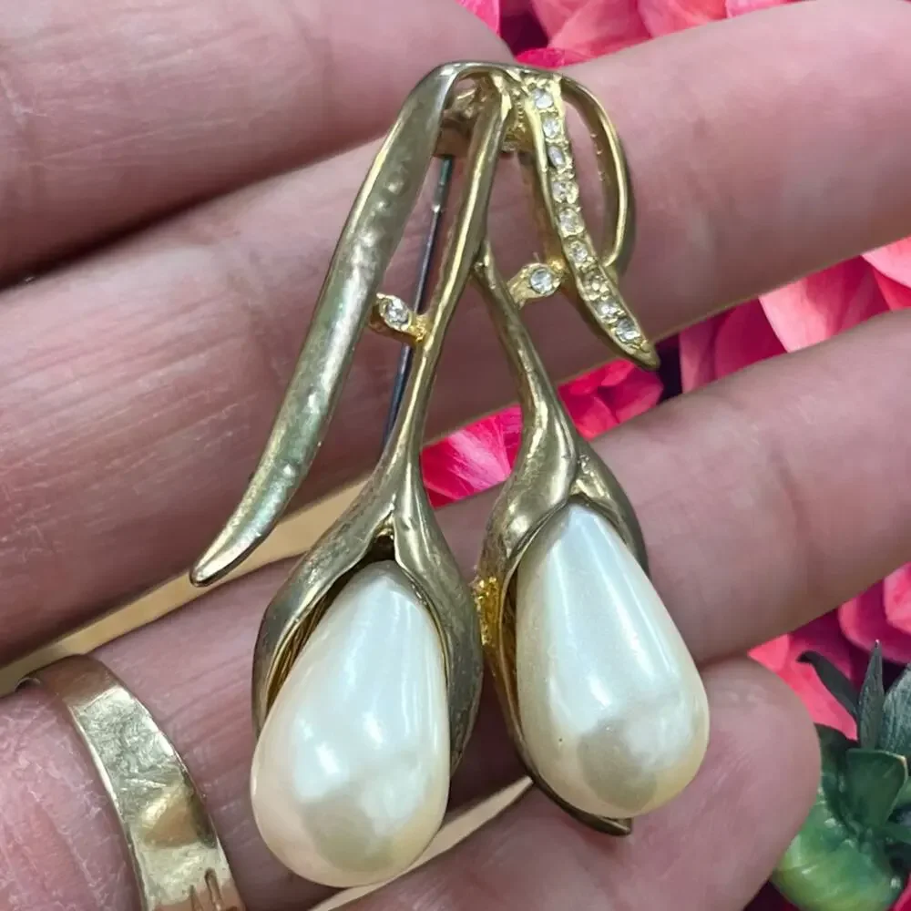 Vintage 70s Pearl and Crystal Stone Gold Brooch Double Pearl Drip Granny Cottage